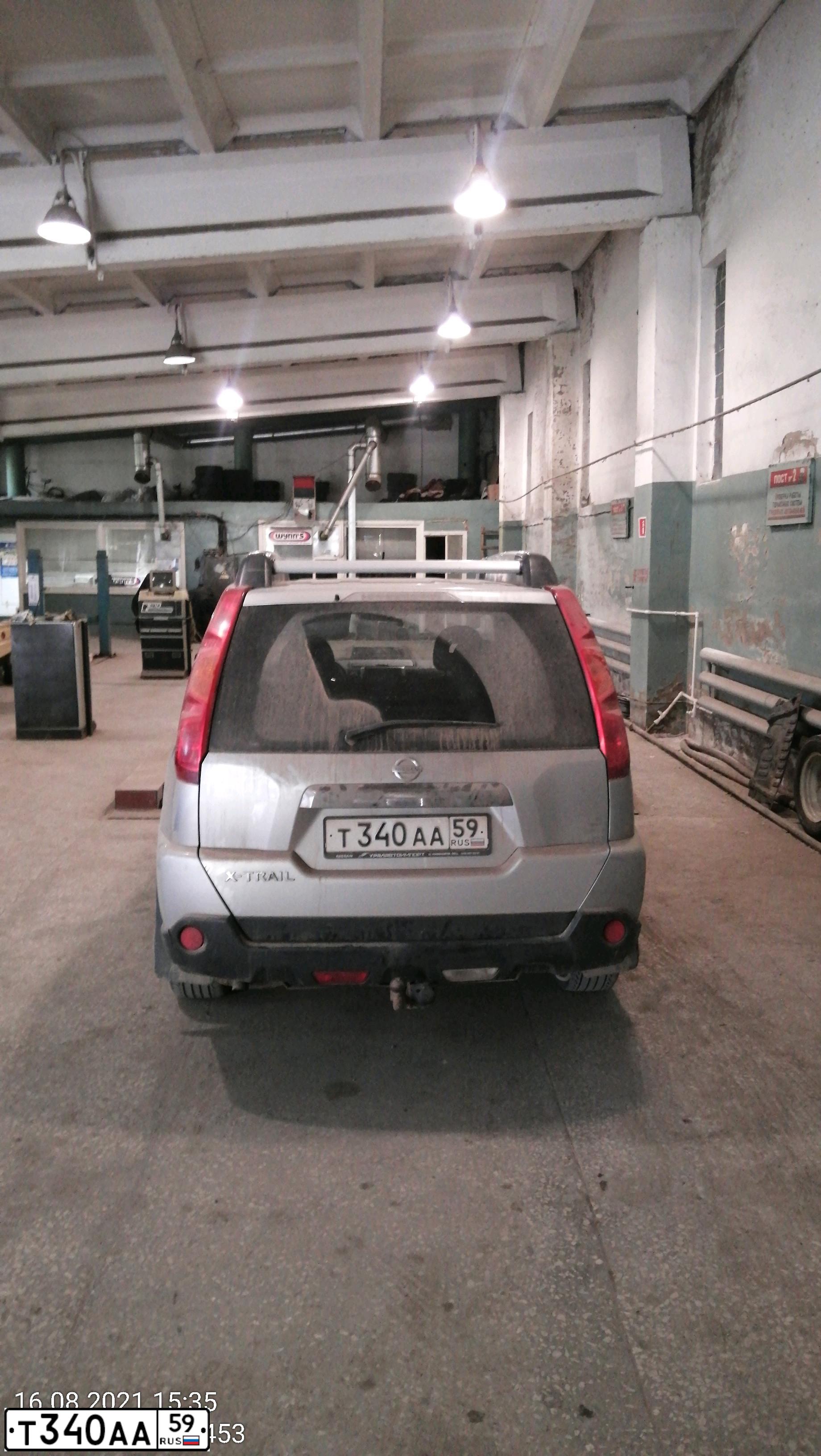 Фото автомобиля NISSAN X-TRAIL, 2010 — госномер Т340АА59. Цвет: Серебристый