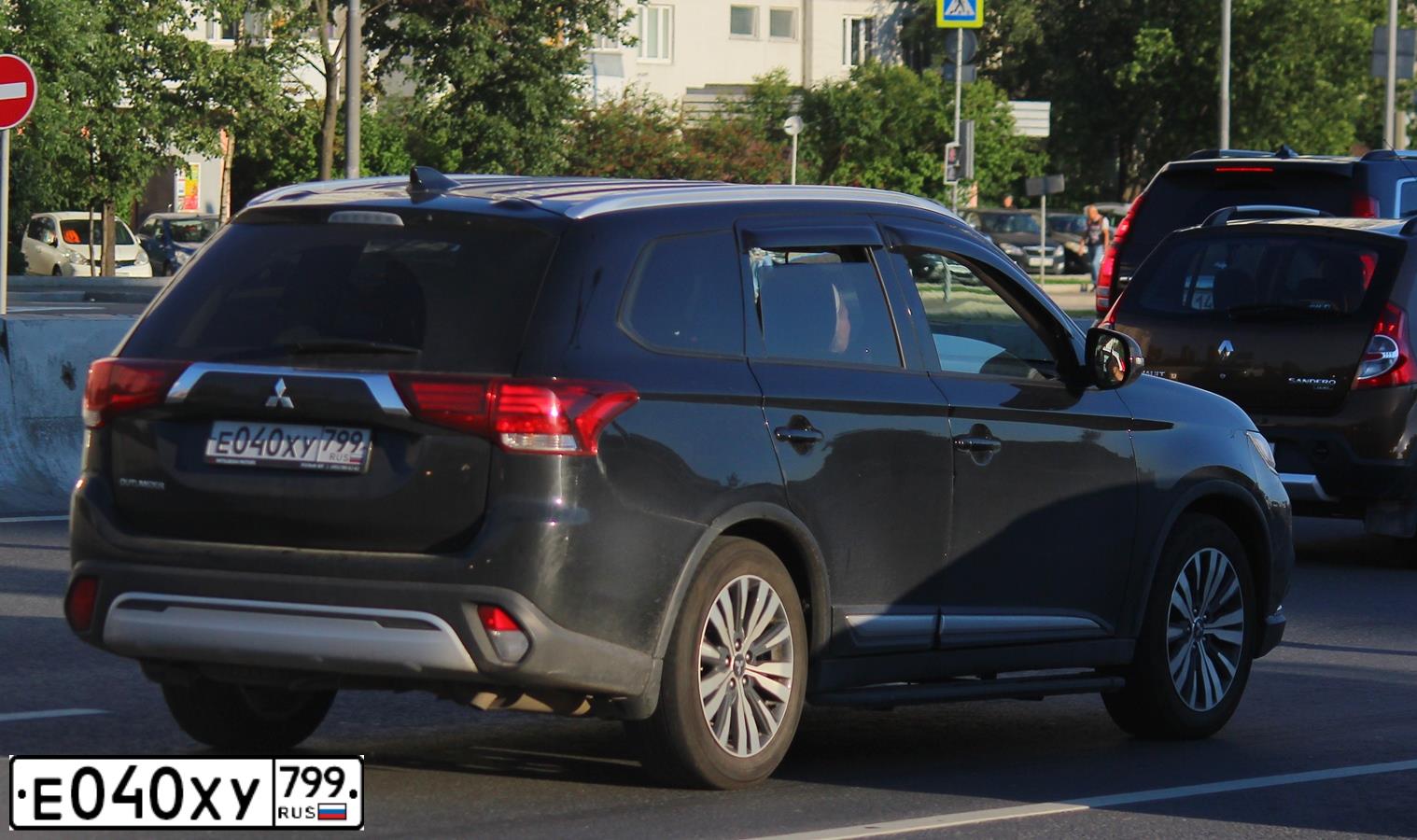 Фото автомобиля MITSUBISHI OUTLANDER GF2WХТSНZLАZ, 2021 — госномер Е040ХУ799. Цвет: ЧЕРНЫЙ