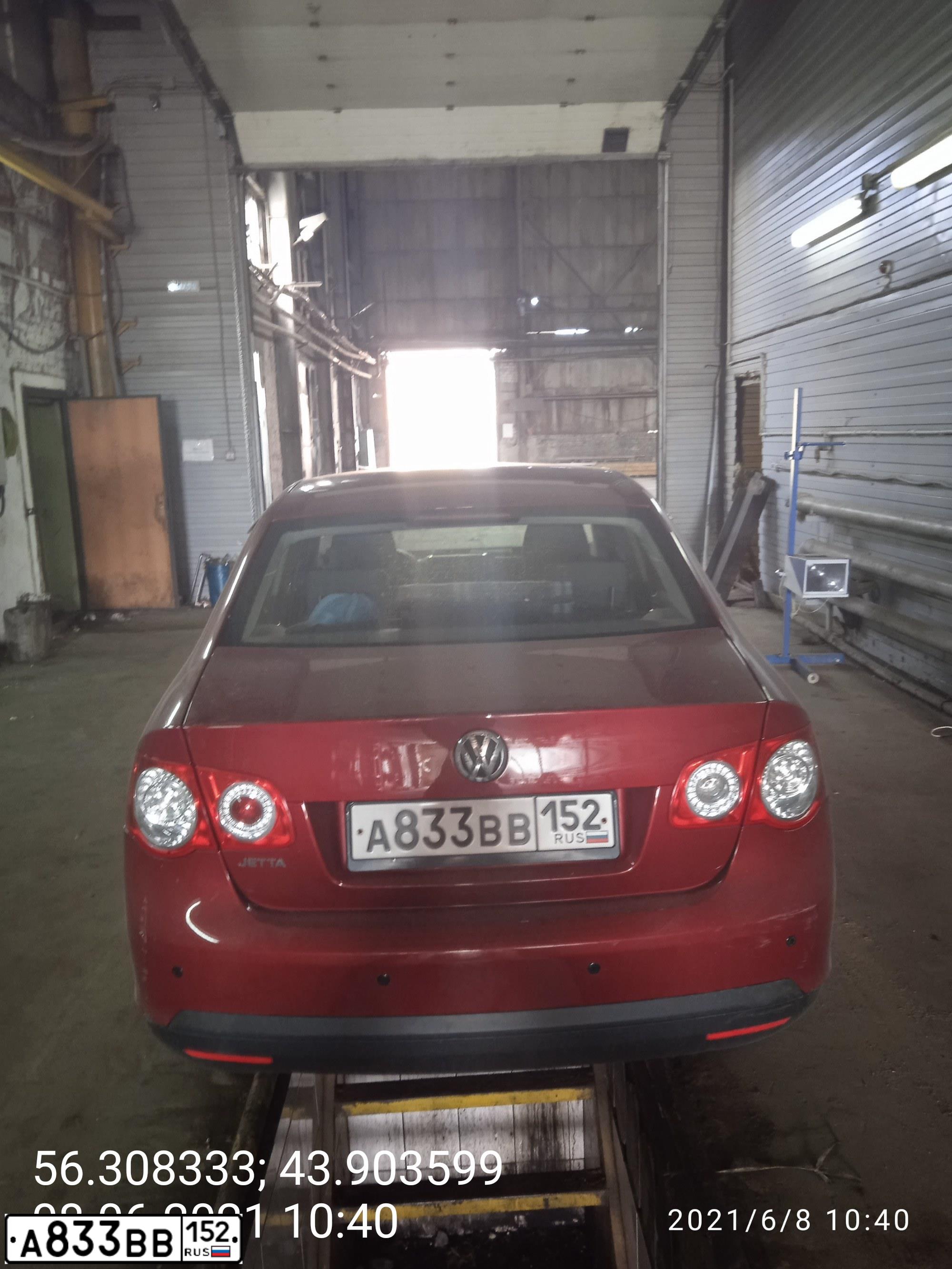 Фото автомобиля VOLKSWAGEN JETTA, 2008 — госномер А833ВВ152. Цвет: ВИШНЕВЫЙ