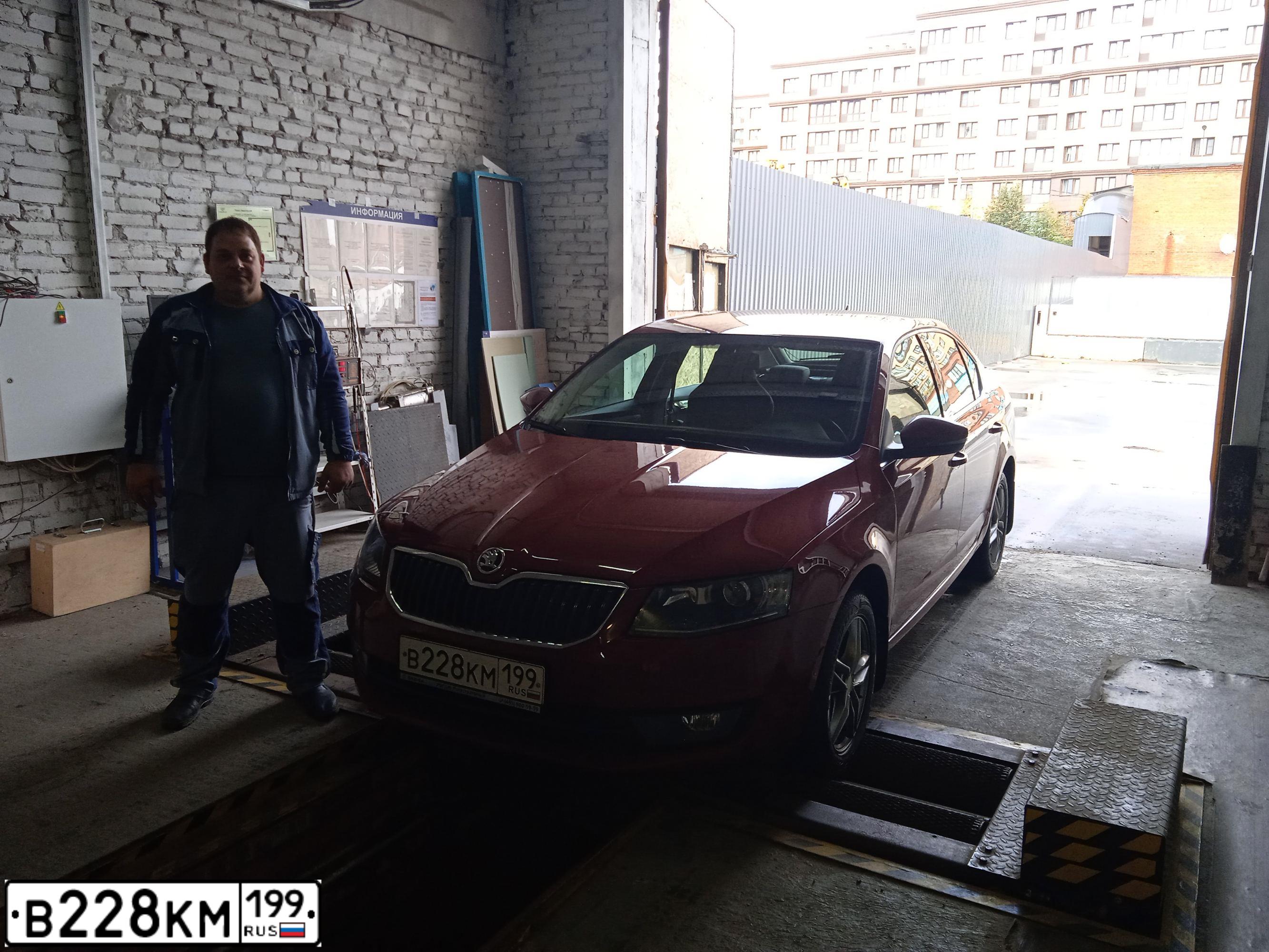 Фото автомобиля SKODA OCTAVIA, 2016 — госномер Н581ВМ70. Цвет: ВИШНЕВЫЙ