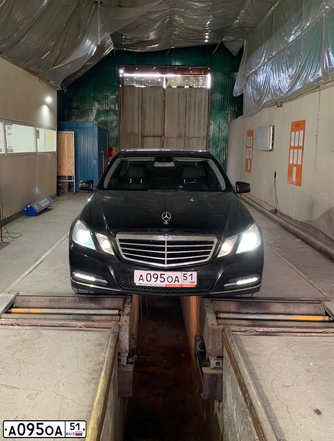 Фото автомобиля MERCEDES E-KLASSE, 2011 — госномер Н872ТК196. Цвет: ЧЕРНЫЙ