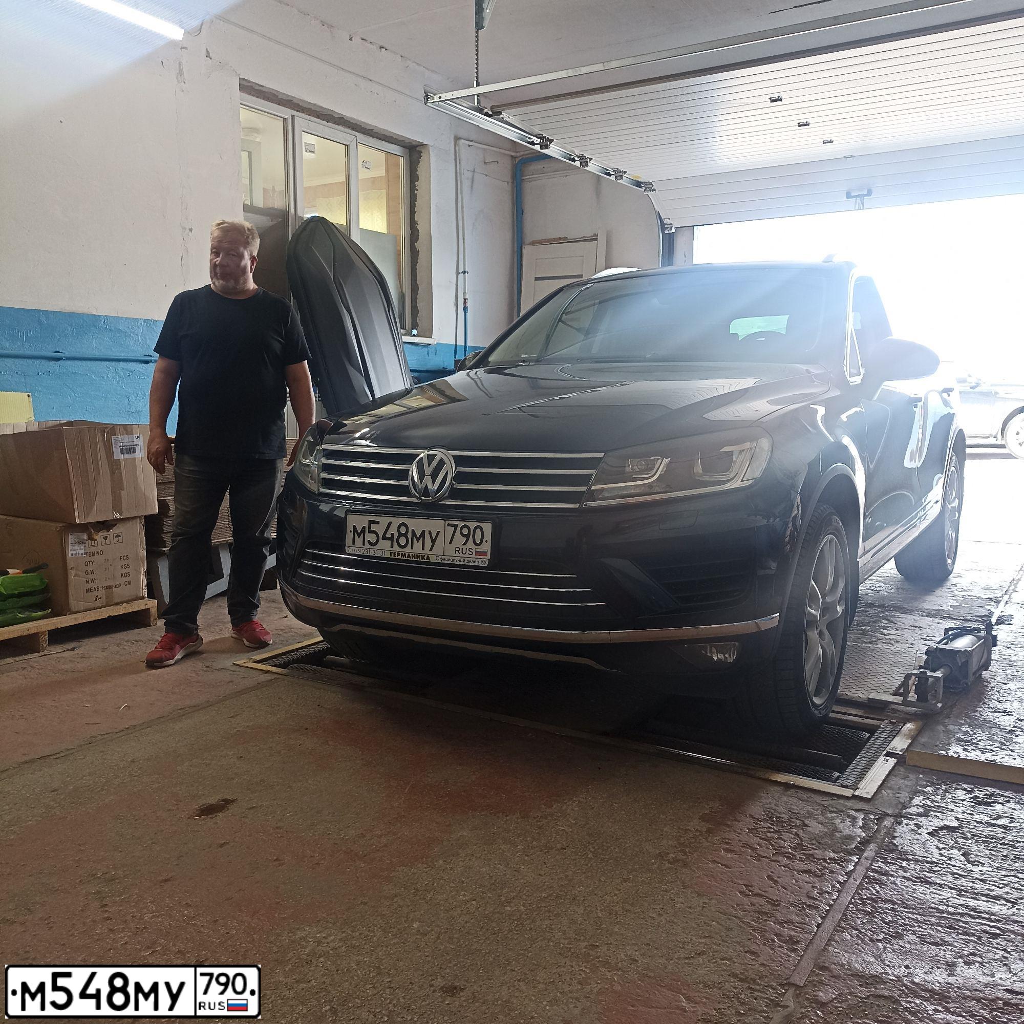 Фото автомобиля VOLKSWAGEN TOUAREG, 2015 — госномер Н367УЕ62. Цвет: Темно-синий