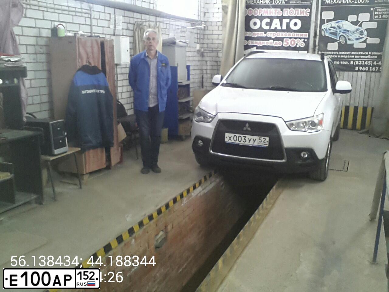 Фото автомобиля MITSUBISHI ASX, 2011 — госномер Е100АР152. Цвет: Белый