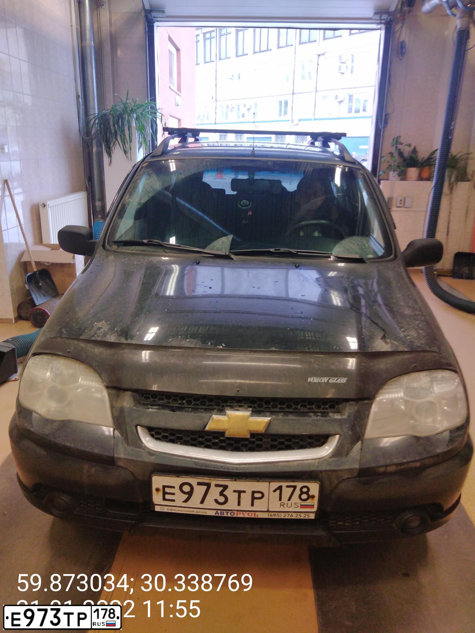 Фото автомобиля CHEVROLET NIVA, 2011 — госномер Е973ТР178. Цвет: ЧЕРНО - СИНИЙ МЕТАЛЛИК