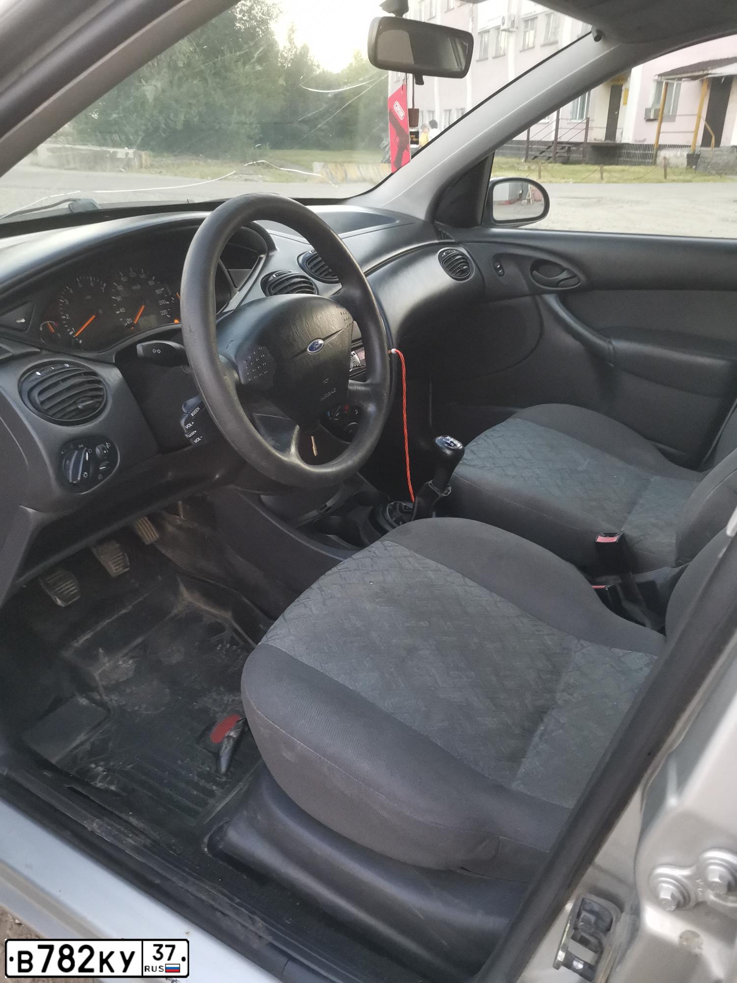 Фото автомобиля FORD FOCUS, 2002 — госномер В782КУ37. Цвет: Серебристый