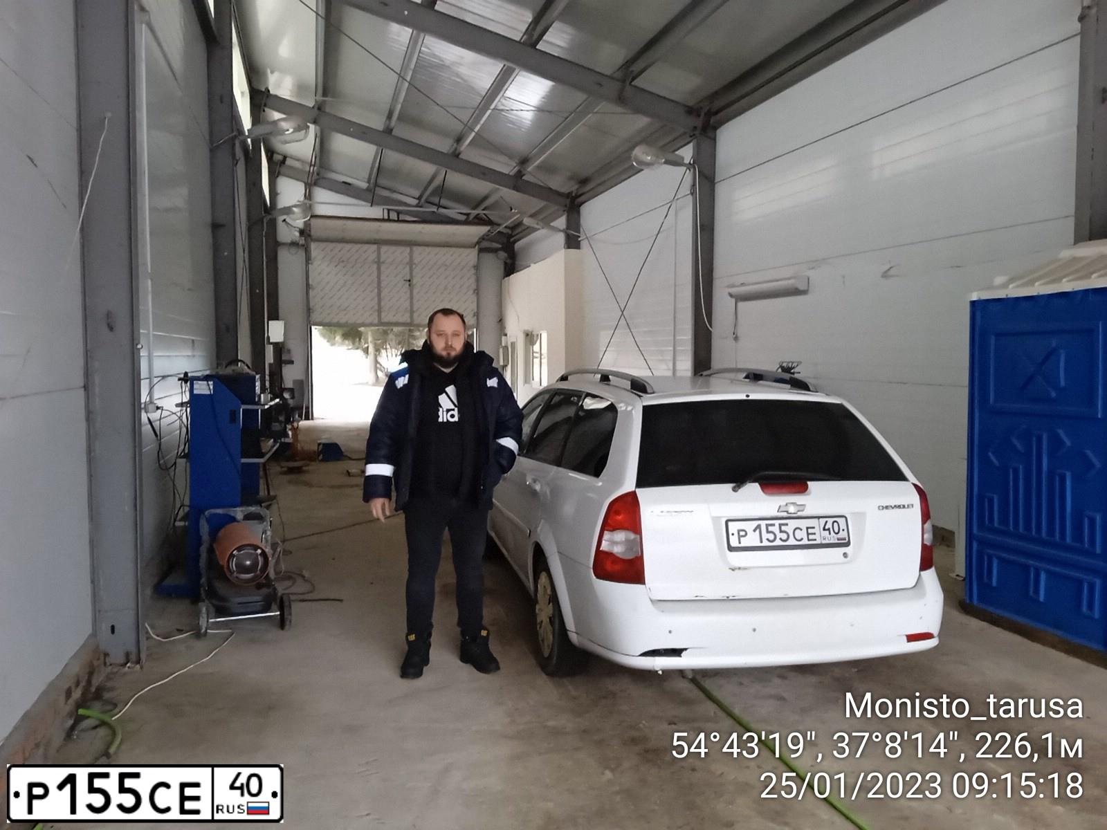 Фото автомобиля CHEVROLET LACETTI, 2010 — госномер Е697ОМ790. Цвет: Белый