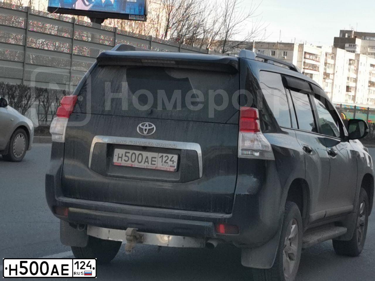 Фото автомобиля TOYOTA LANDCRUISER, 2012 — госномер Н500АЕ124. Цвет: ЧЕРНЫЙ