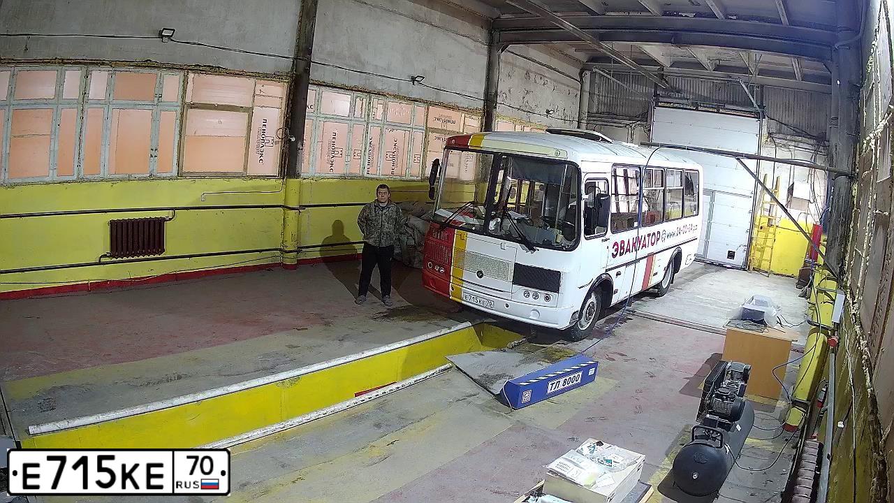 Фото автомобиля PAZ 3205, 2017 — госномер Е715КЕ70. Цвет: Белый