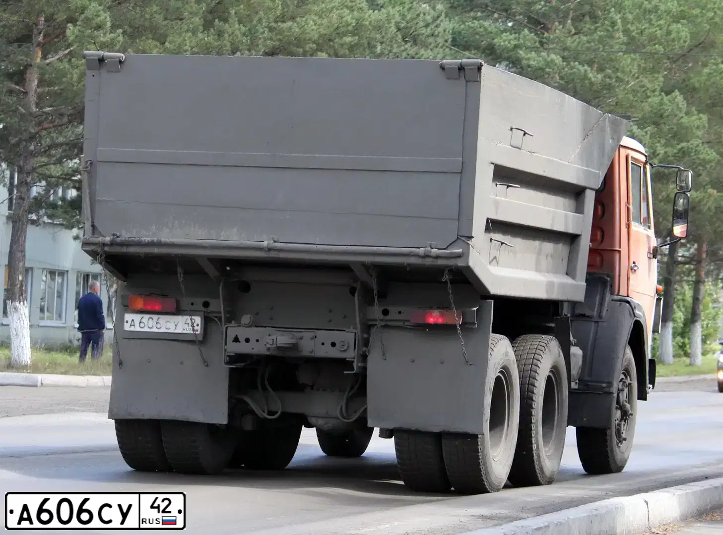 Фото автомобиля KAMAZ 55110 /6X4/, 1986 — госномер А606СУ42. Цвет: ОРАНЖЕВЫЙ