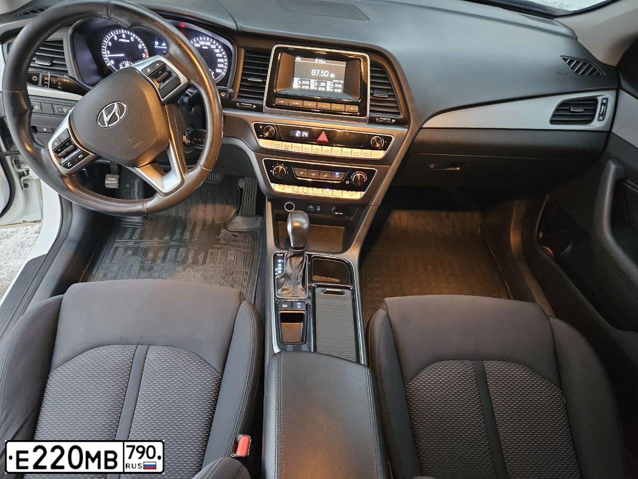 Фото автомобиля HYUNDAI SONATA, 2019 — госномер Е220МВ790. Цвет: Белый