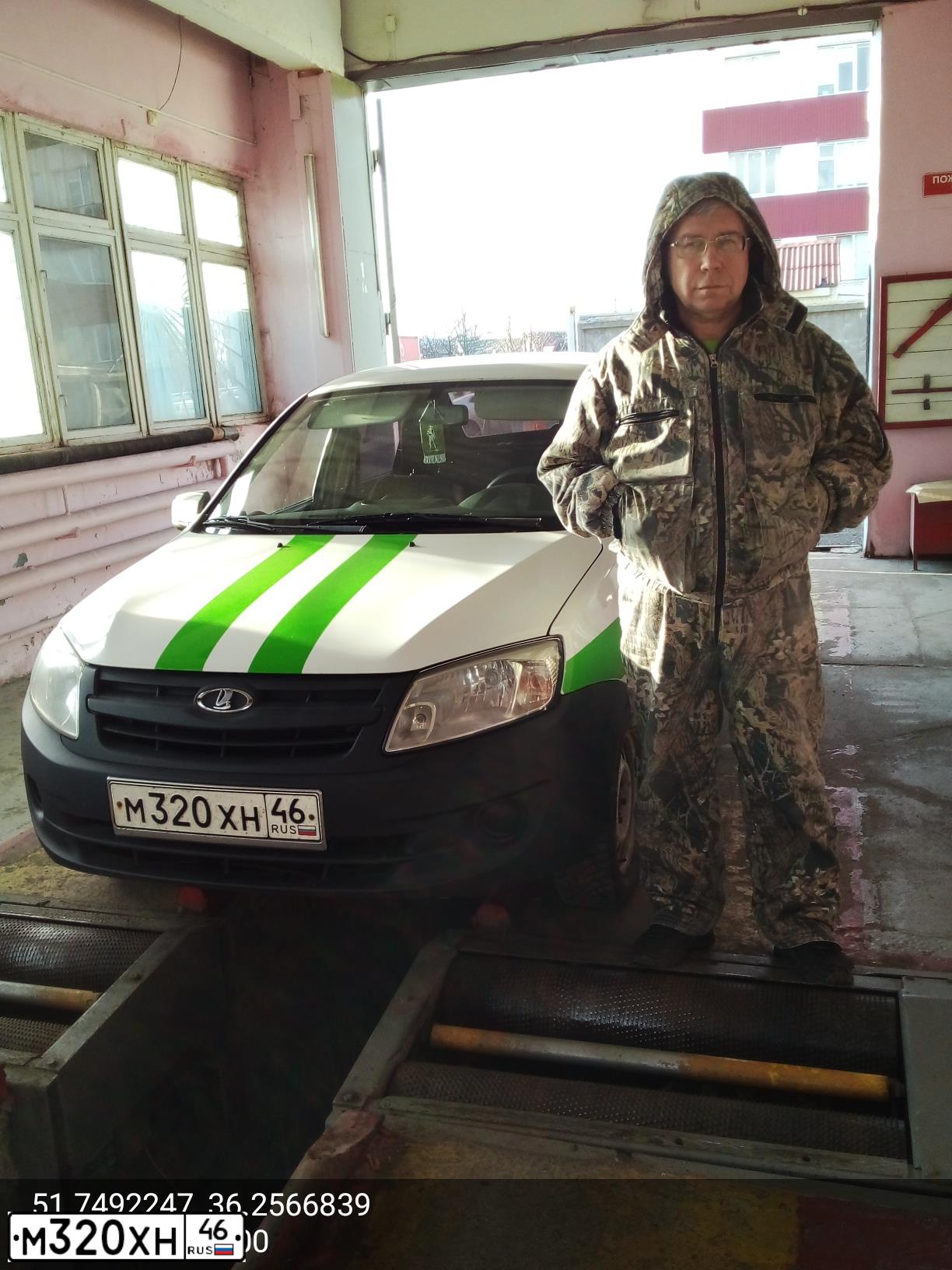 Фото автомобиля LADA 2190 GRANTA, 2012 — госномер М320ХН46. Цвет: БЕЛЫЙ