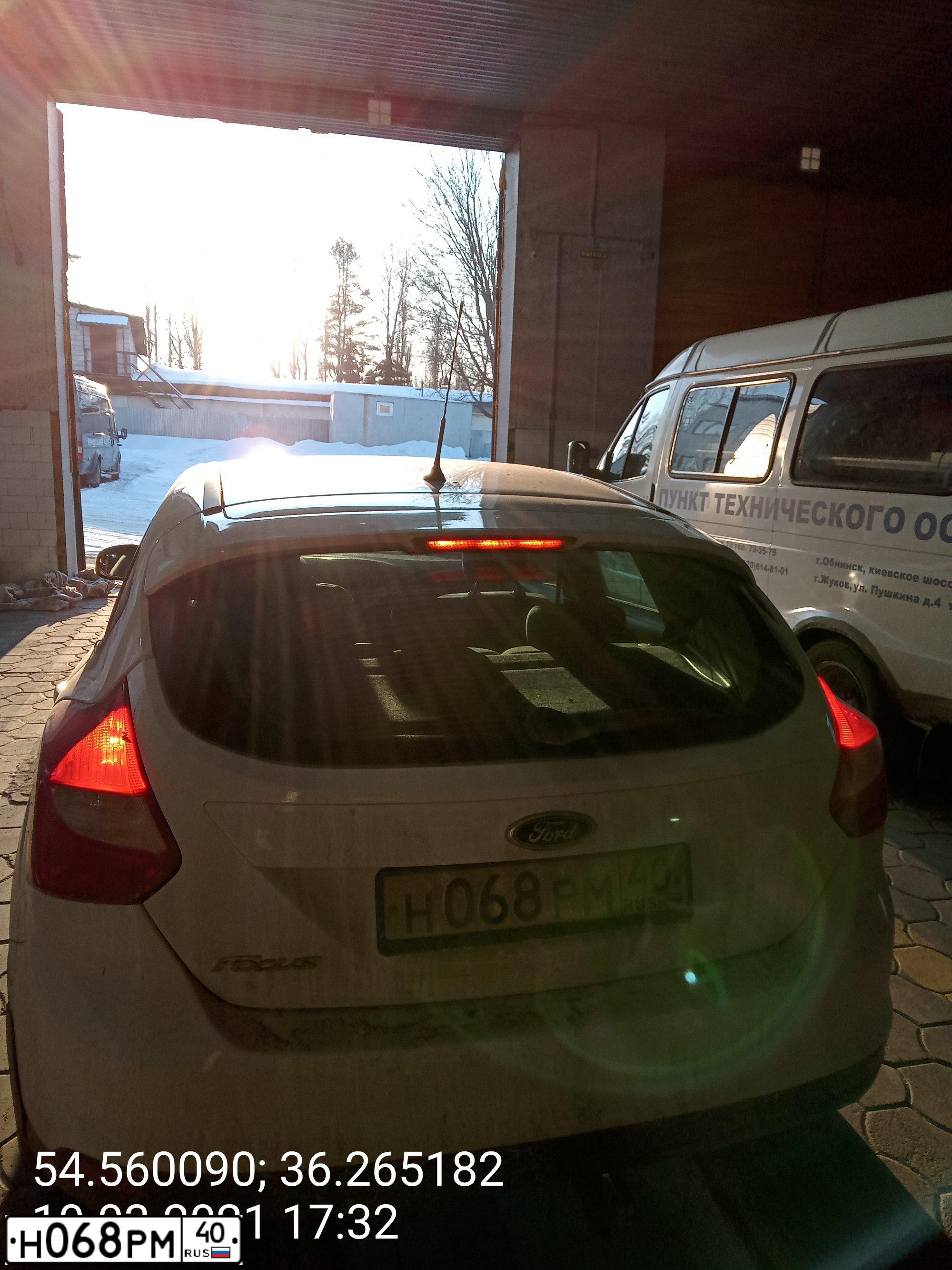 Фото автомобиля FORD FOCUS, 2013 — госномер Н068РМ40. Цвет: Белый