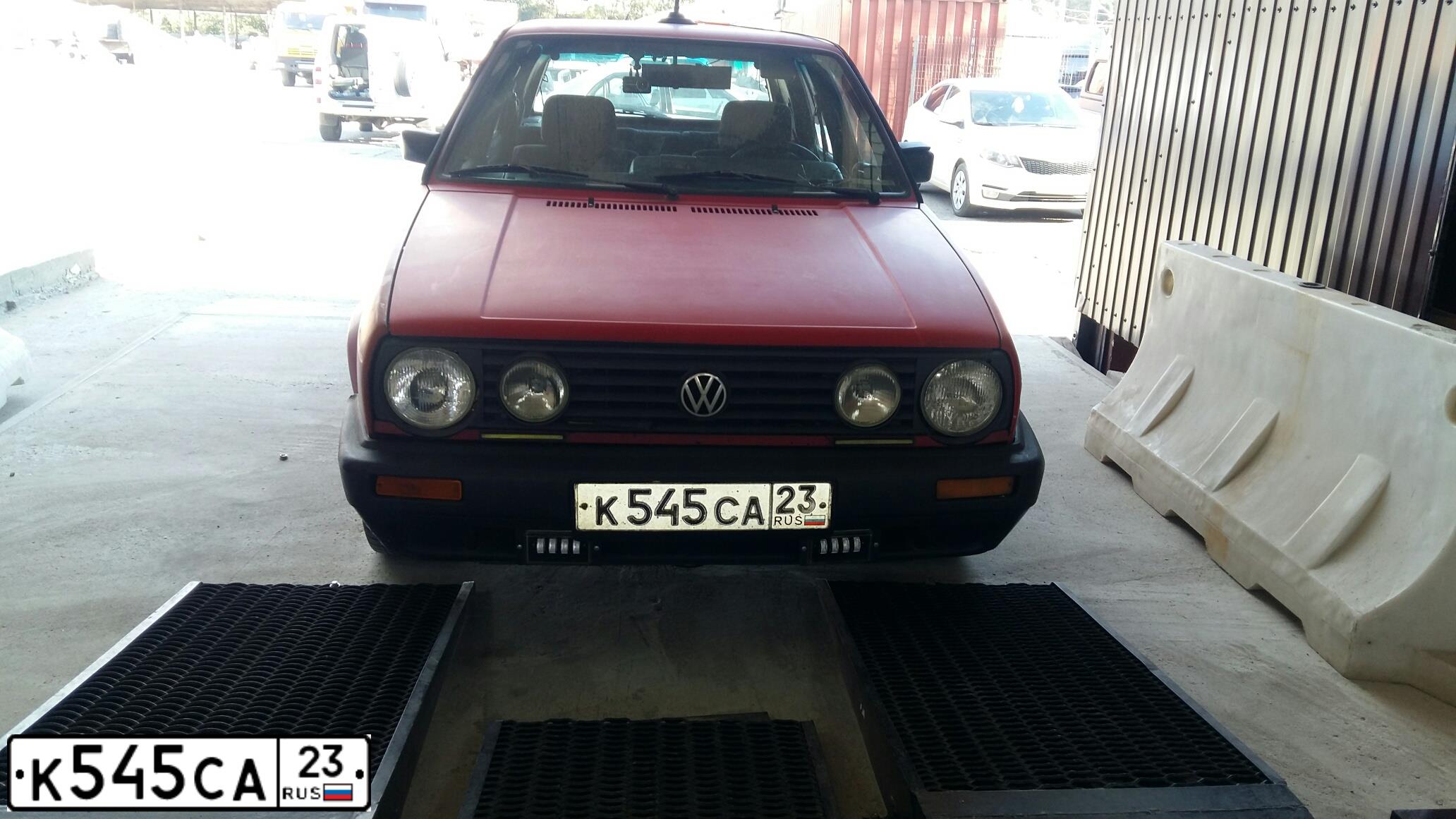 Фото автомобиля VOLKSWAGEN GOLF, 1985 — госномер К545СА23. Цвет: КРАСНЫЙ