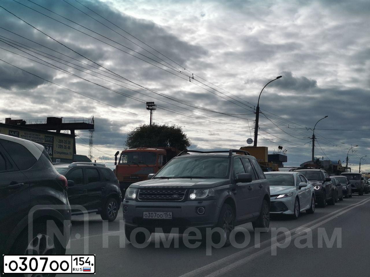 Фото автомобиля LANDROVER FREELANDER, 2014 — госномер О307ОО154. Цвет: СЕРЫЙ