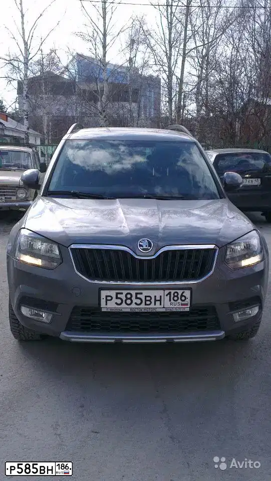 Фото автомобиля SKODA YETI, 2015 — госномер У905КО72. Цвет: ТЕМНО-СЕРЫЙ