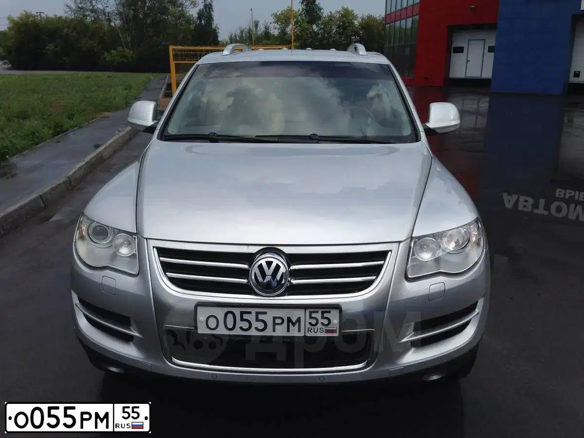 Фото автомобиля VOLKSWAGEN TOUAREG, 2008 — госномер Р178РК125. Цвет: Серебристый