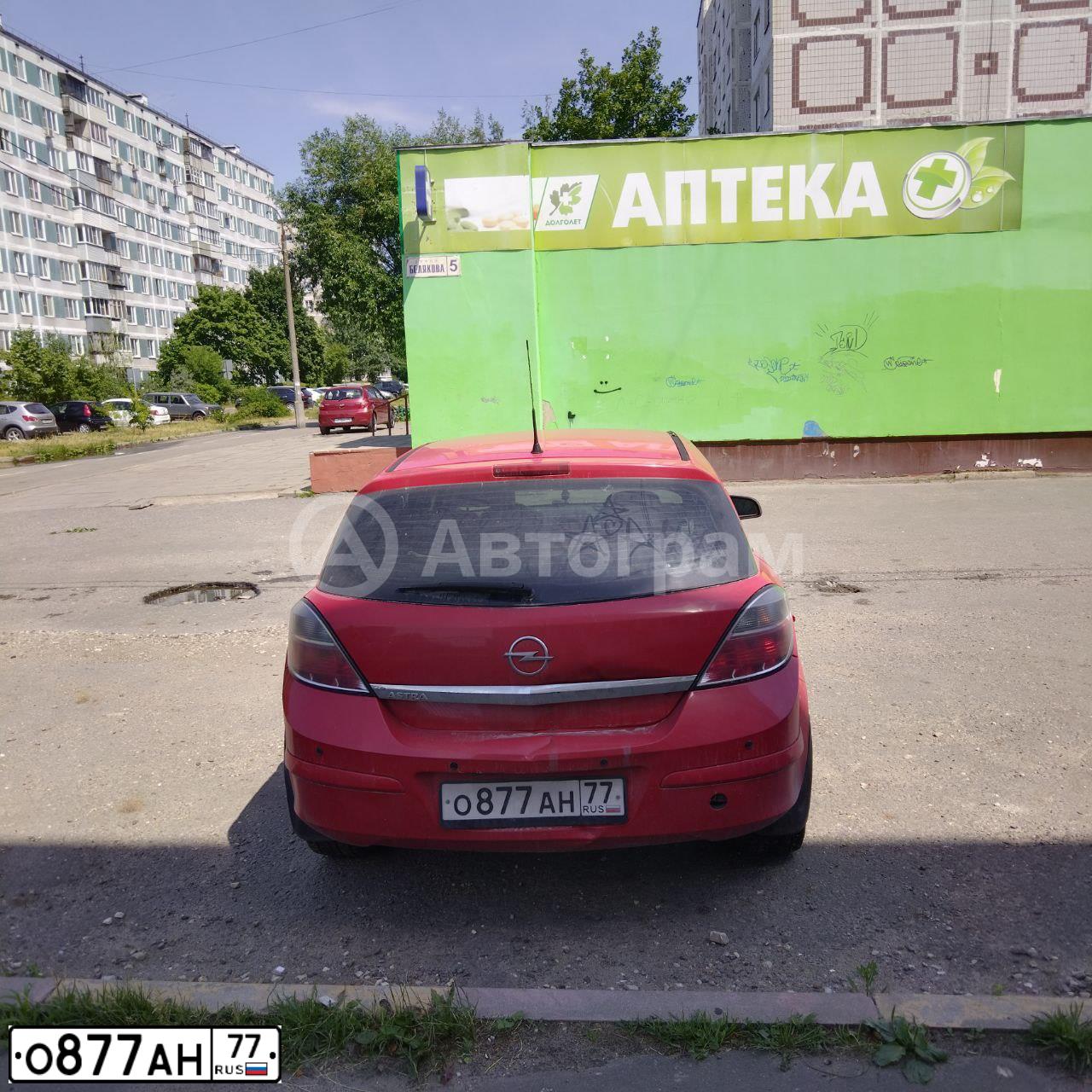 Фото автомобиля OPEL ASTRA, 2008 — госномер О877АН77. Цвет: Красный