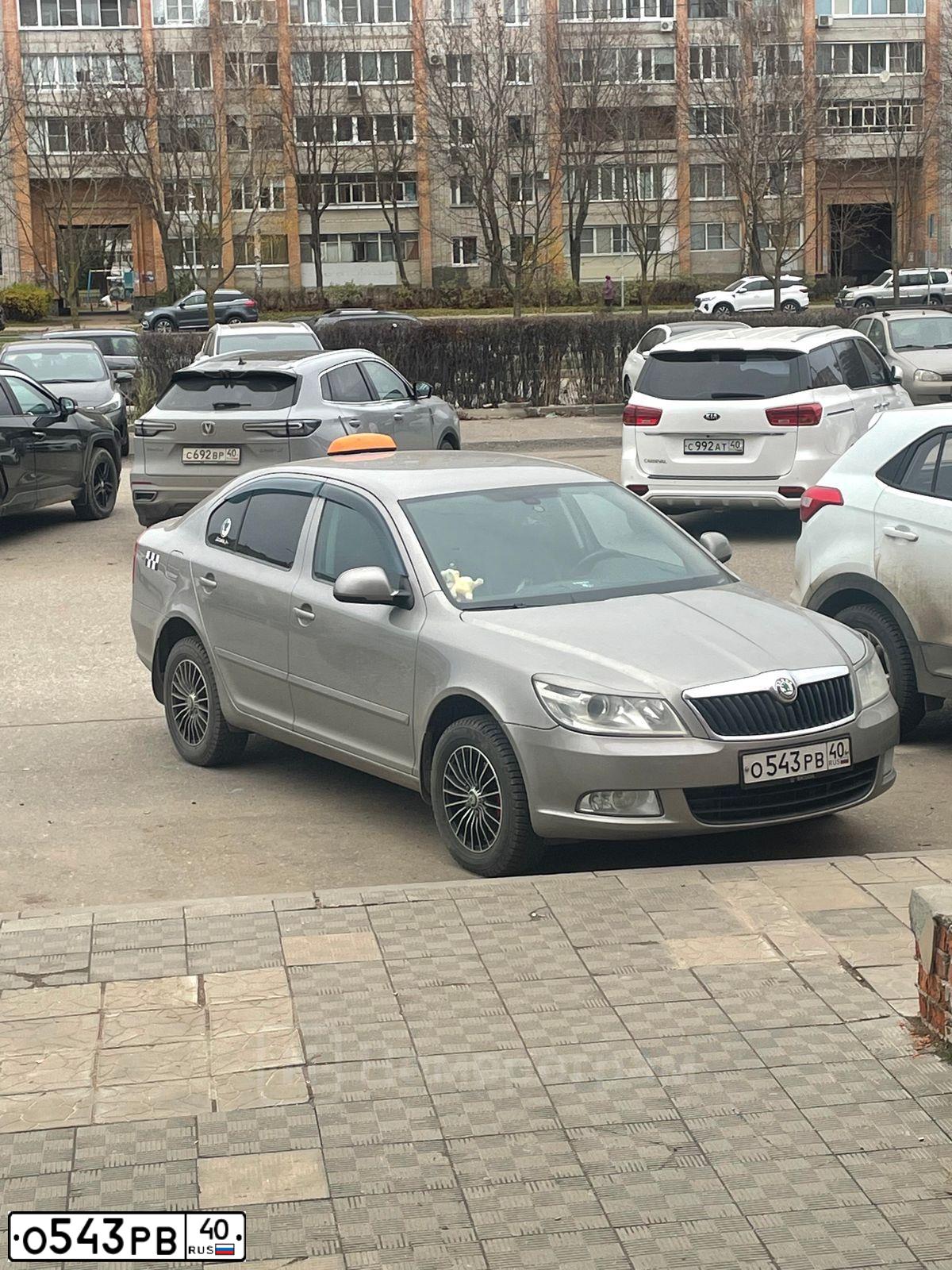 Фото автомобиля SKODA OCTAVIA, 2012 — госномер О543РВ40. Цвет: СЕРЫЙ
