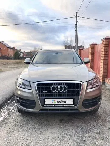 Фото автомобиля AUDI Q5, 2010 — госномер У002ХА199. Цвет: БЕЖЕВЫЙ
