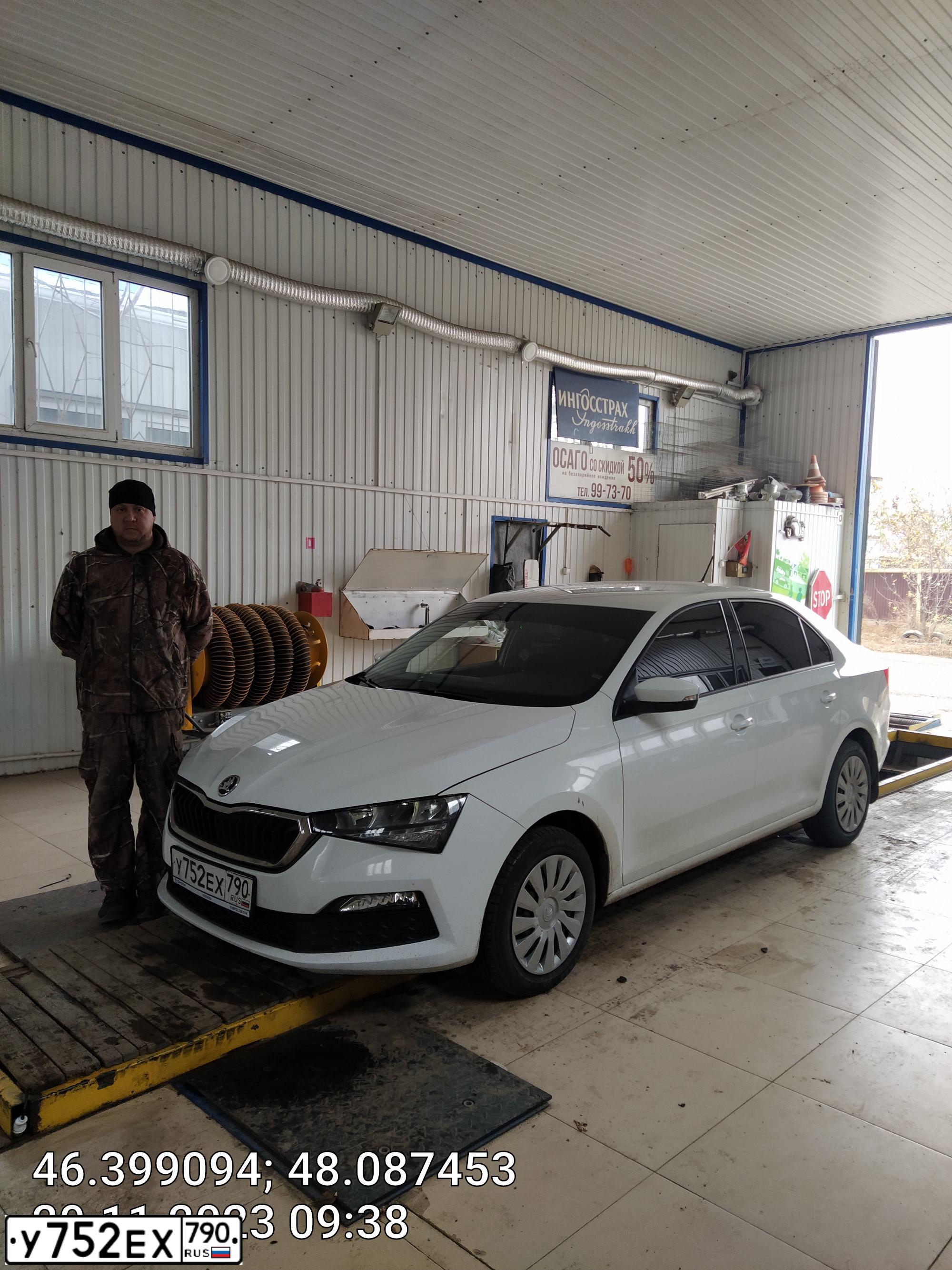Фото автомобиля SKODA RAPID, 2020 — госномер У752ЕХ790. Цвет: Белый