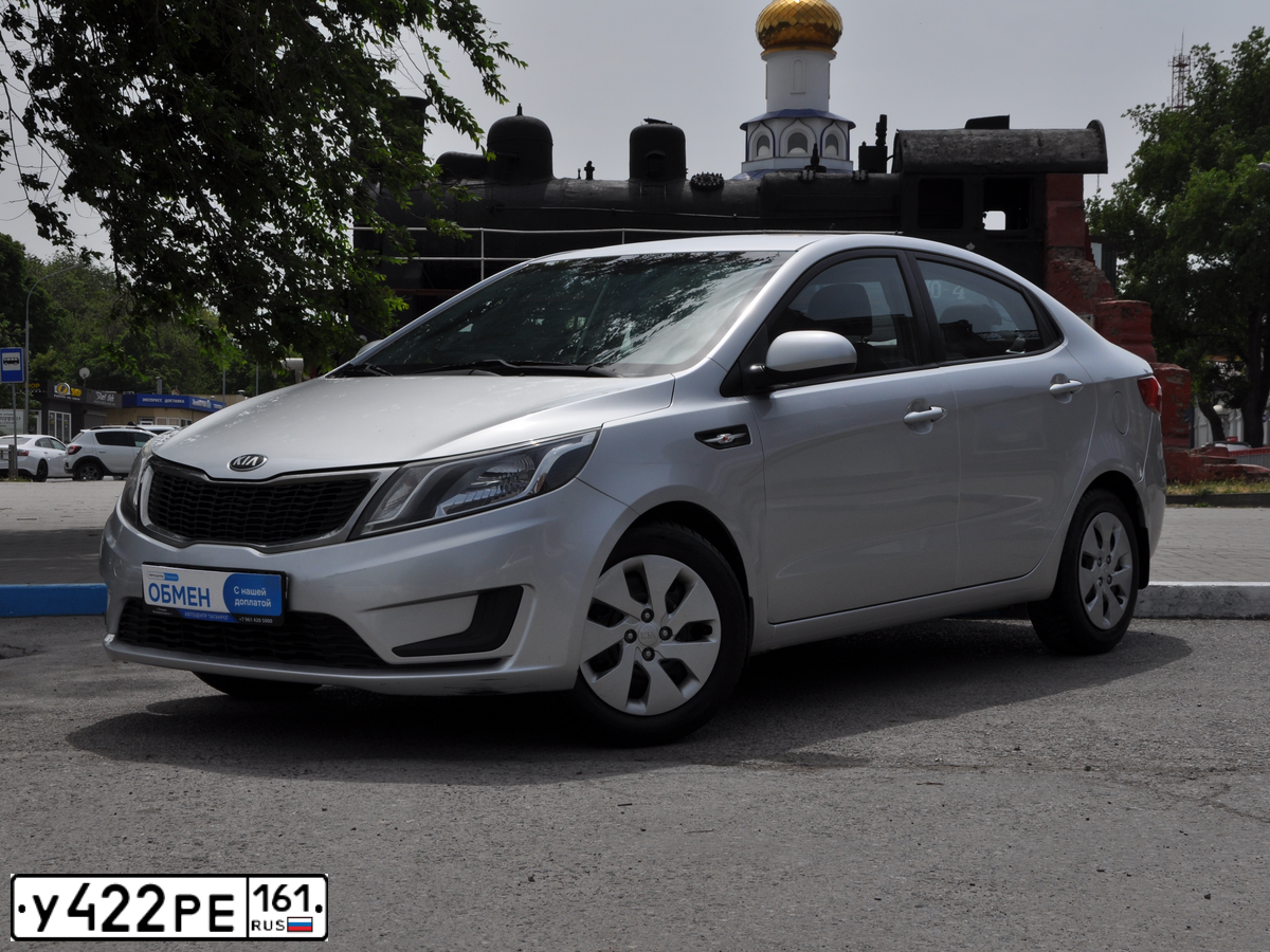Фото автомобиля KIA RIO, 2013 — госномер У422РЕ161. Цвет: СЕРЕБРИСТЫЙ