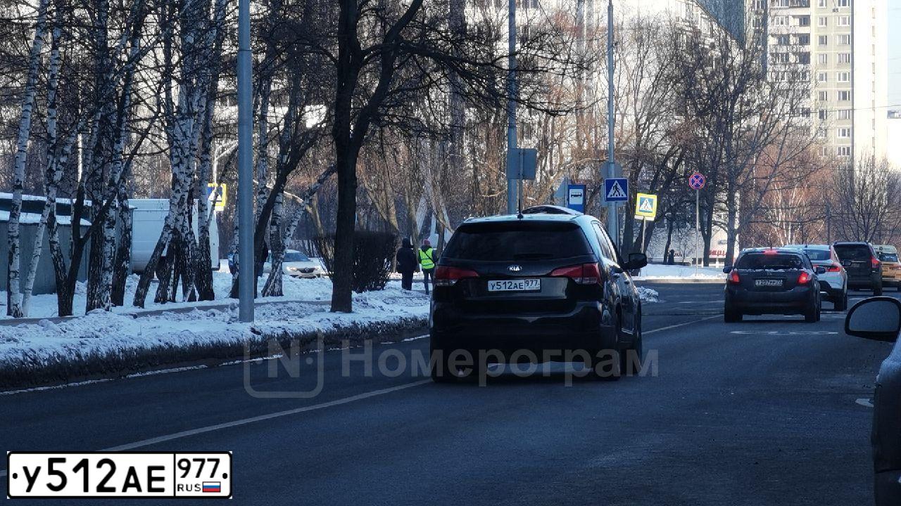 Фото автомобиля KIA SORENTO, 2017 — госномер У512АЕ977. Цвет: ЧЕРНЫЙ