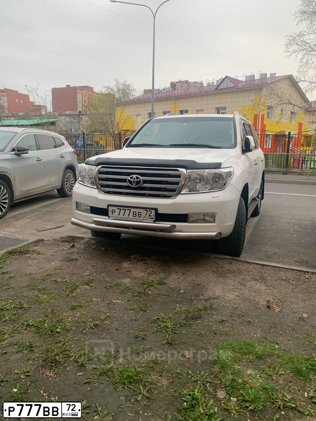 Фото автомобиля TOYOTA LANDCRUISER 200, 2011 — госномер Р777ВВ72. Цвет: БЕЛЫЙ
