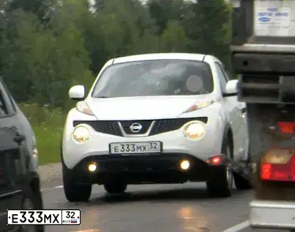 Фото автомобиля NISSAN JUKE, 2012 — госномер Н159АУ32. Цвет: БЕЛЫЙ