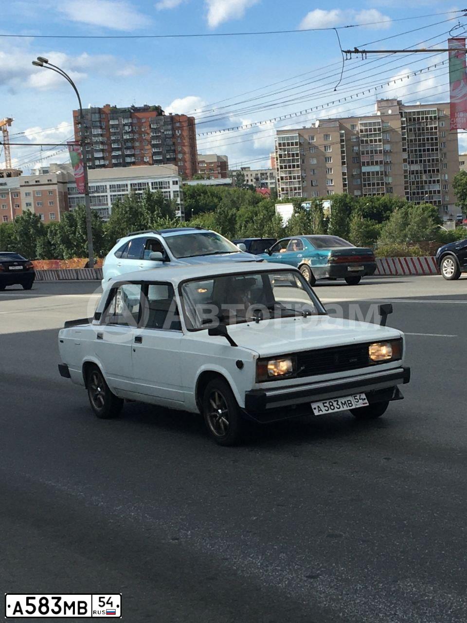Фото автомобиля LADA 2105 LADA, 1989 — госномер А583МВ54. Цвет: Белый