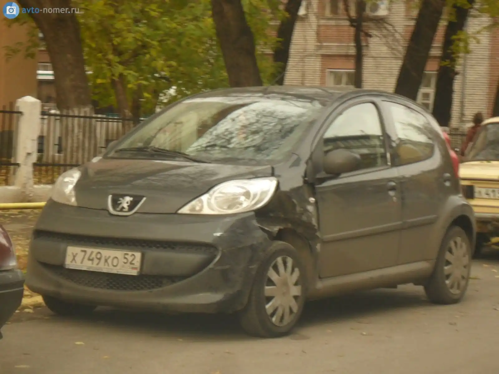Фото автомобиля PEUGEOT 107, 2008 — госномер Е107МО152. Цвет: ЧЕРНЫЙ