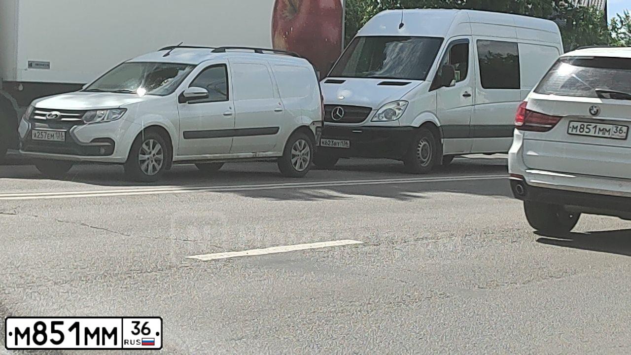 Фото автомобиля VOLKSWAGEN TIGUAN, 2010 — госномер Е419ХУ36. Цвет: БЕЛЫЙ