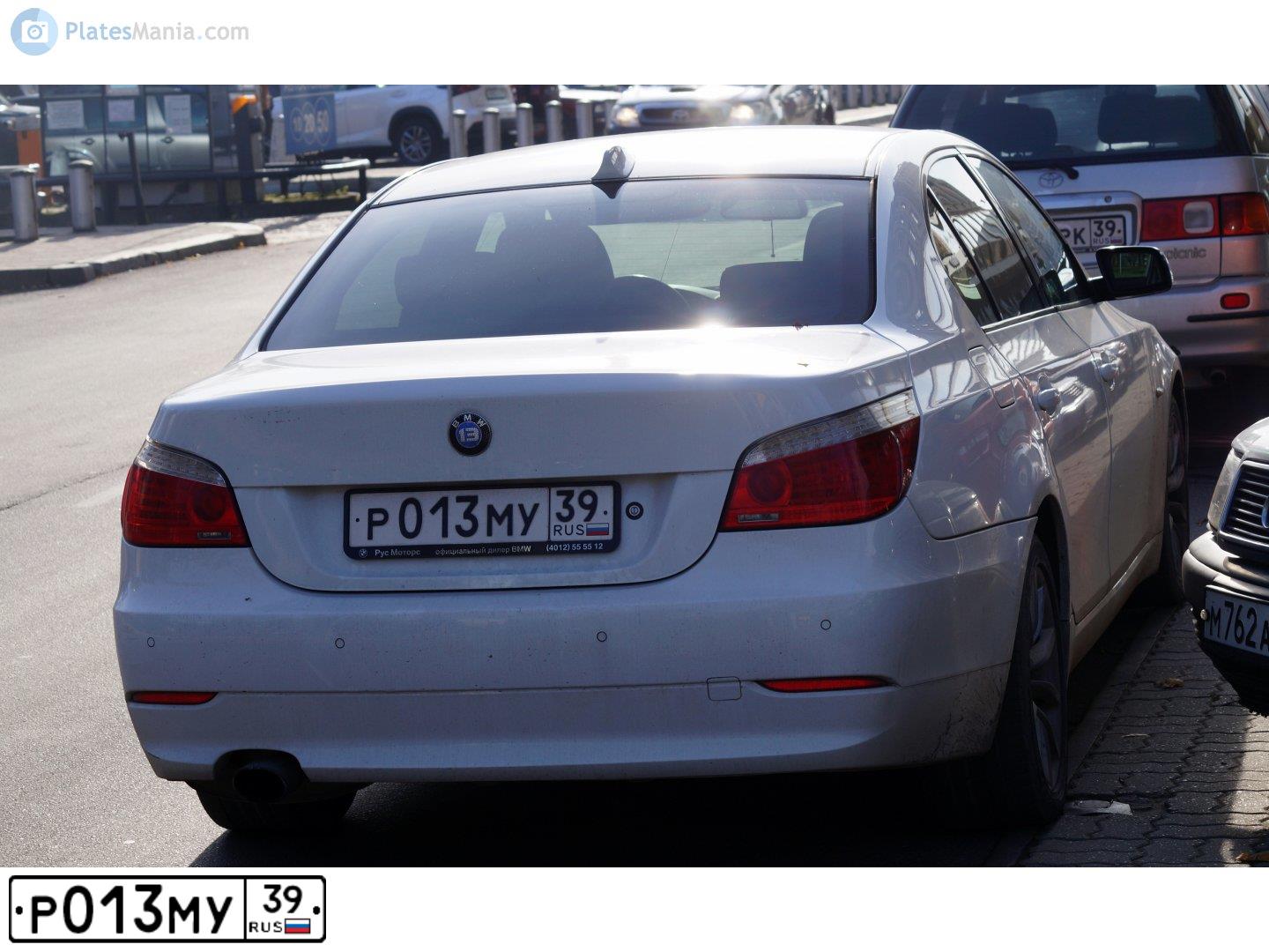 Фото автомобиля BMW SERIE 5, 2008 — госномер Р013МУ39. Цвет: Белый