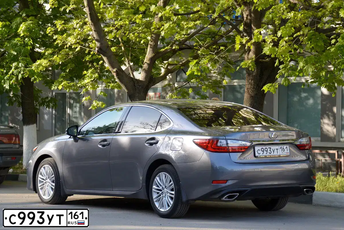 Фото автомобиля LEXUS ES, 2016 — госномер С993УТ161. Цвет: СЕРЫЙ