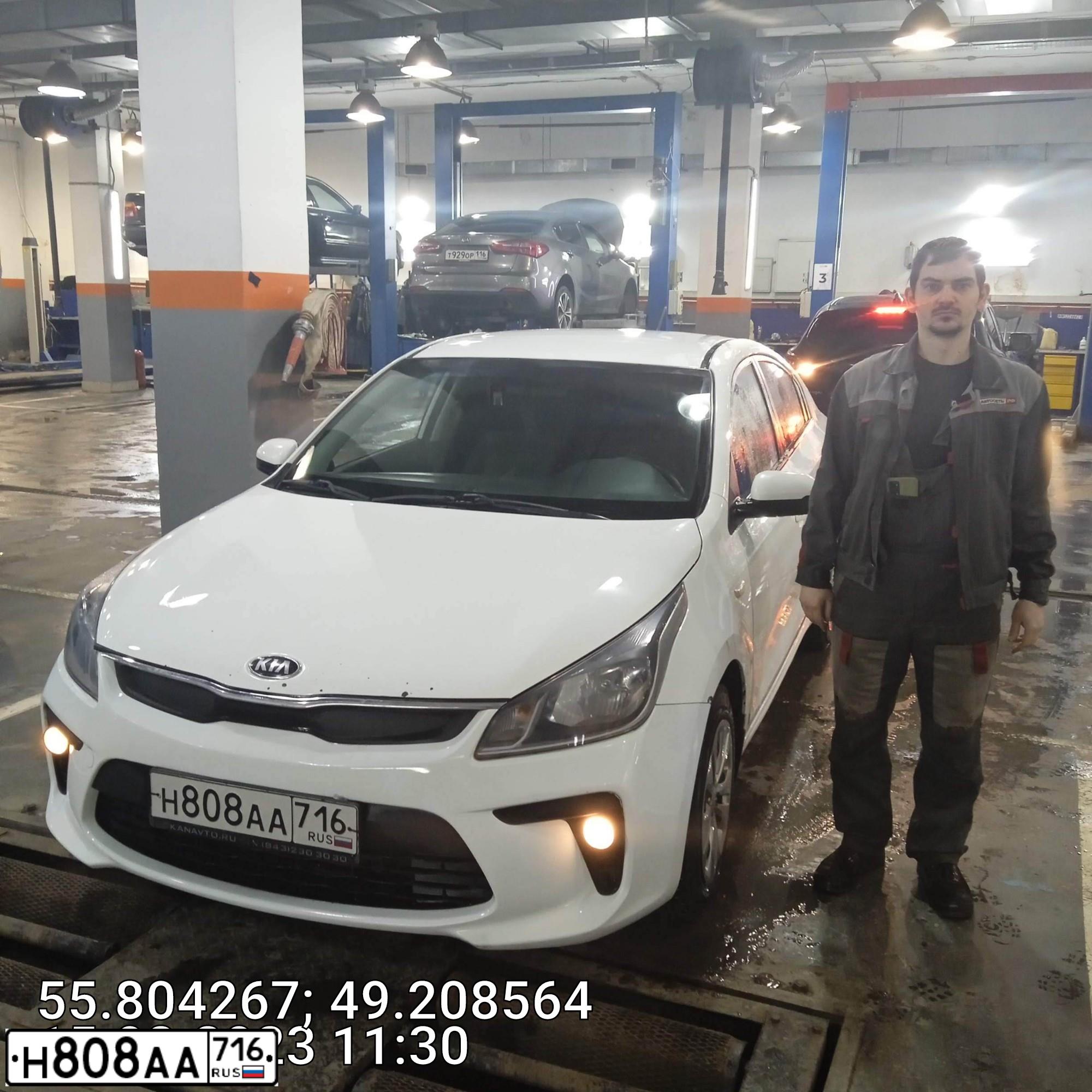Фото автомобиля KIA RIO, 2018 — госномер Н808АА716. Цвет: Белый