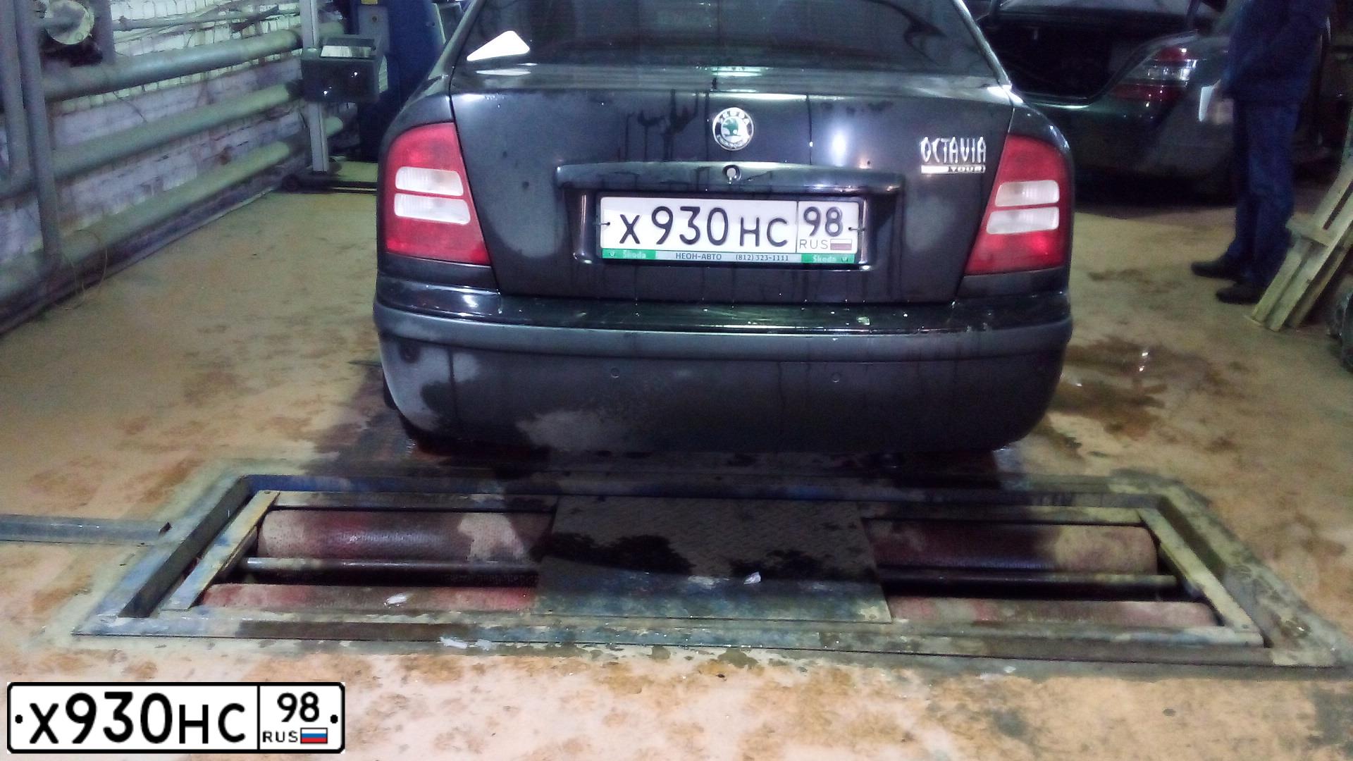 Фото автомобиля SKODA OCTAVIA, 2009 — госномер Х930НС98. Цвет: ЧЕРНЫЙ
