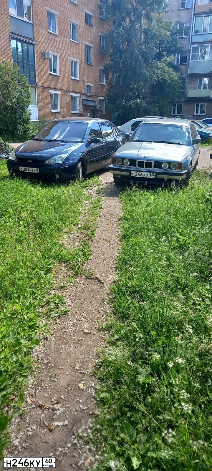 Фото автомобиля BMW SERIE 5, 1989 — госномер А333ВО60. Цвет: ТЕМНО-СЕРЫЙ