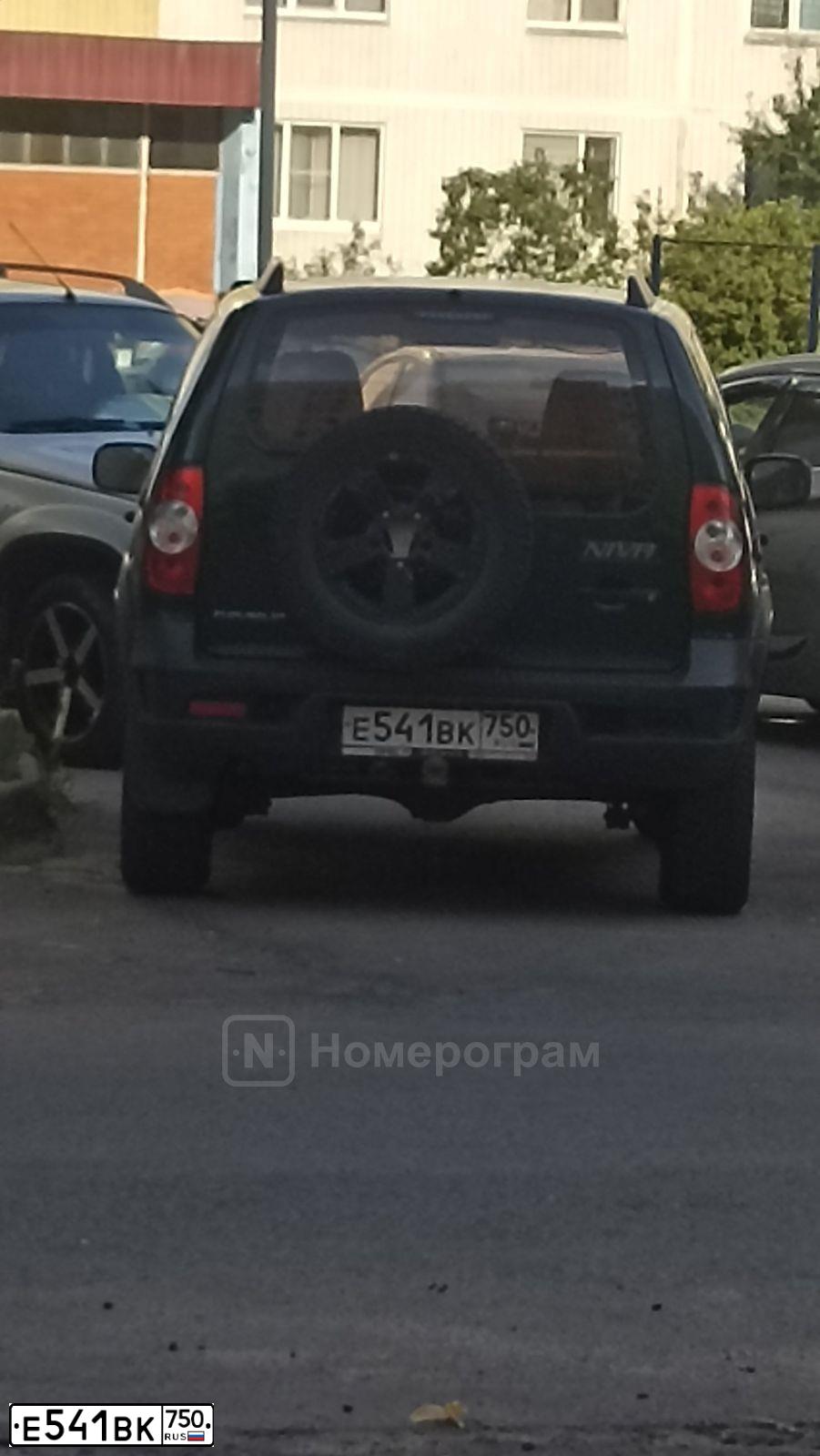 Фото автомобиля CHEVROLET NIVA, 2015 — госномер Е541ВК750. Цвет: ЗЕЛЕНЫЙ ТЕМНЫЙ
