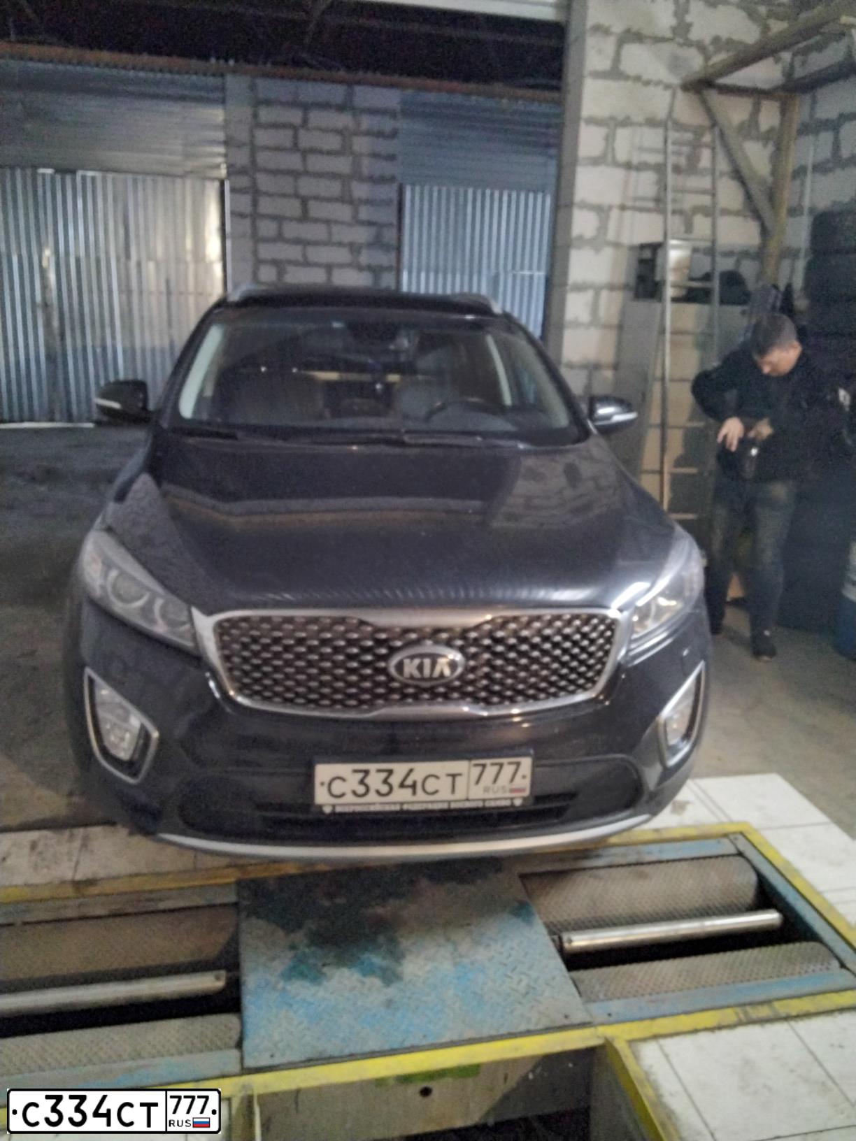 Фото автомобиля KIA SORENTO, 2016 — госномер С334СТ777. Цвет: ЧЕРНЫЙ
