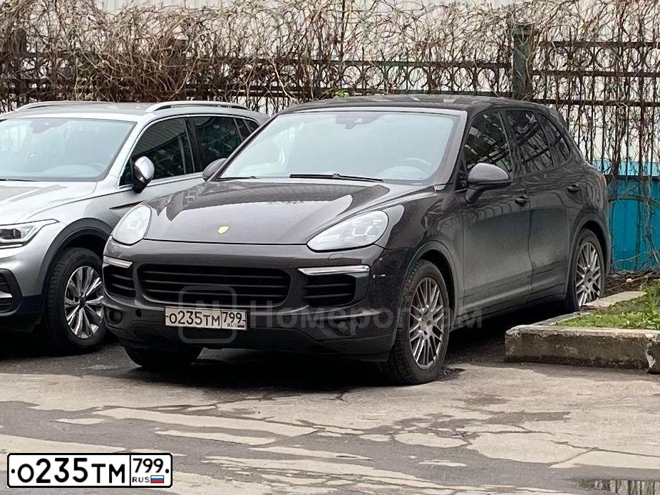 Фото автомобиля PORSCHE CAYENNE, 2015 — госномер О235ТМ799. Цвет: Коричневый