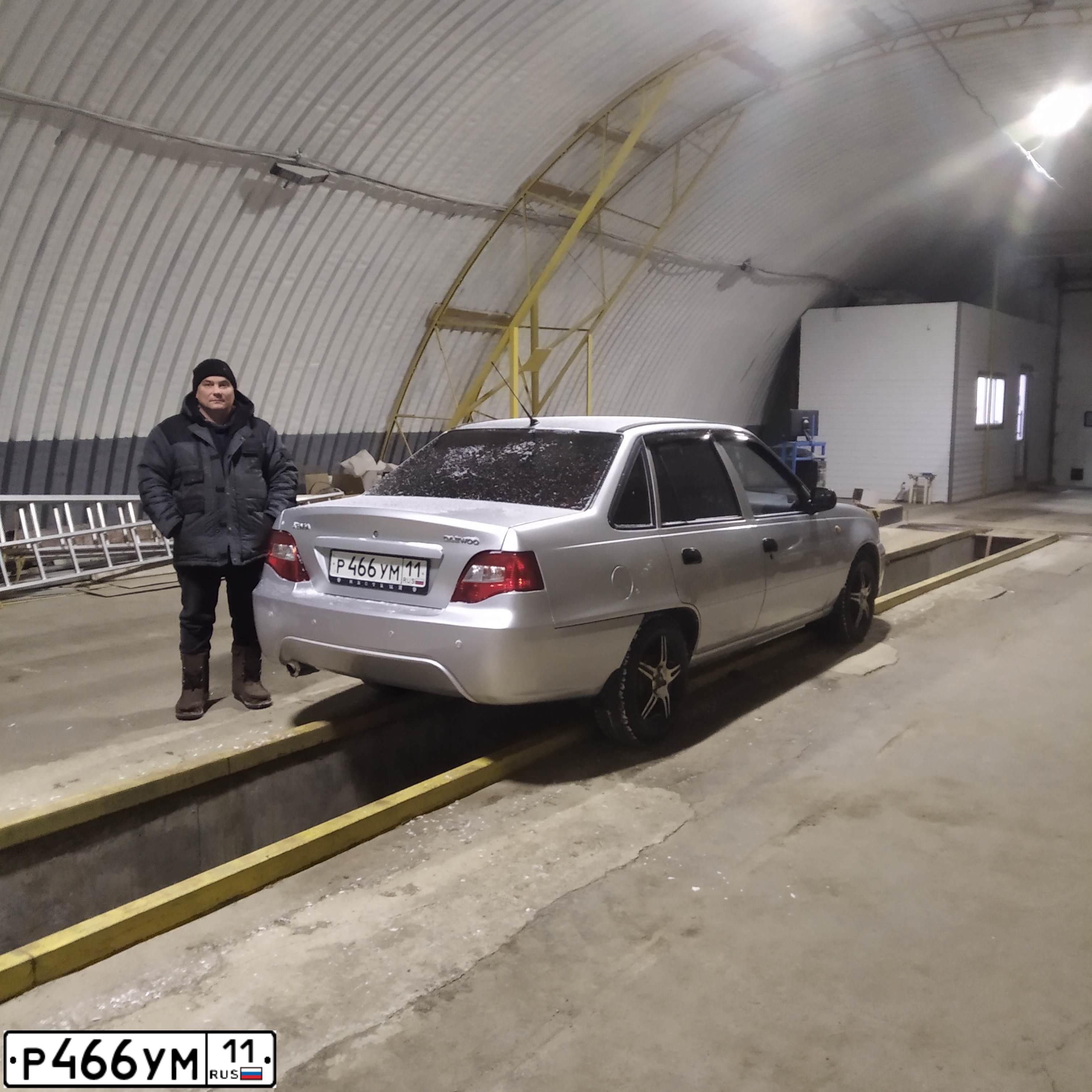 Фото автомобиля DAEWOO NEXIA, 2011 — госномер Р466УМ11. Цвет: СЕРЕБРИСТО-БЕЛЫЙ