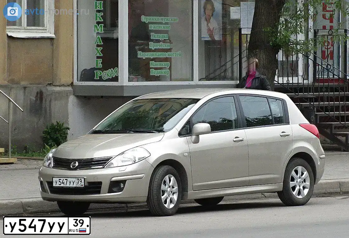 Фото автомобиля NISSAN TIIDA, 2011 — госномер У547УУ39. Цвет: СВЕТЛО-КОРИЧНЕВЫЙ