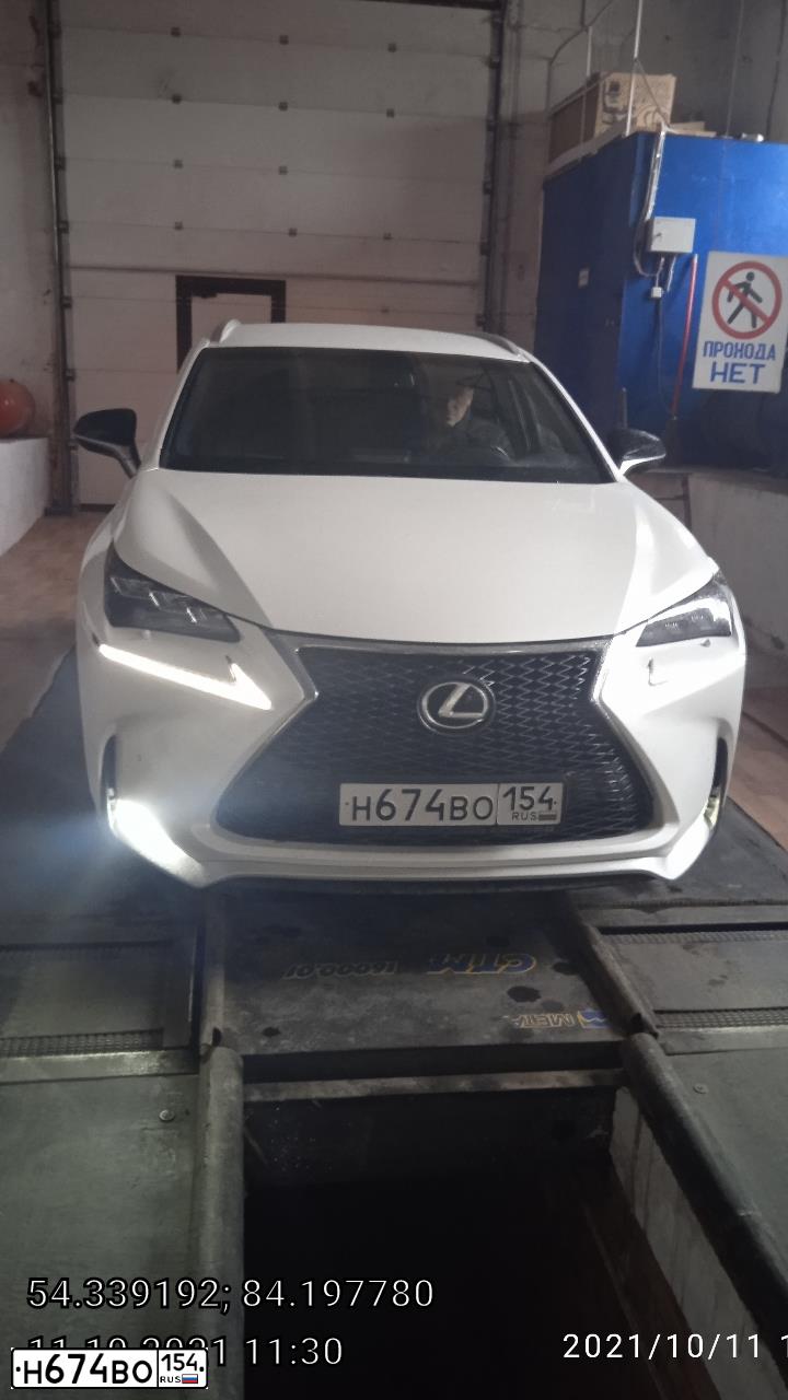 Фото автомобиля LEXUS NX, 2017 — госномер Н674ВО154. Цвет: Белый