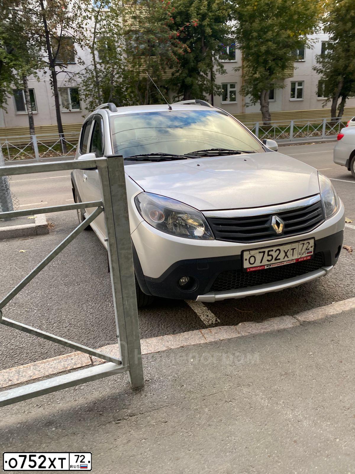 Фото автомобиля RENAULT SANDERO, 2013 — госномер О752ХТ72. Цвет: СВЕТЛО-СЕРЫЙ