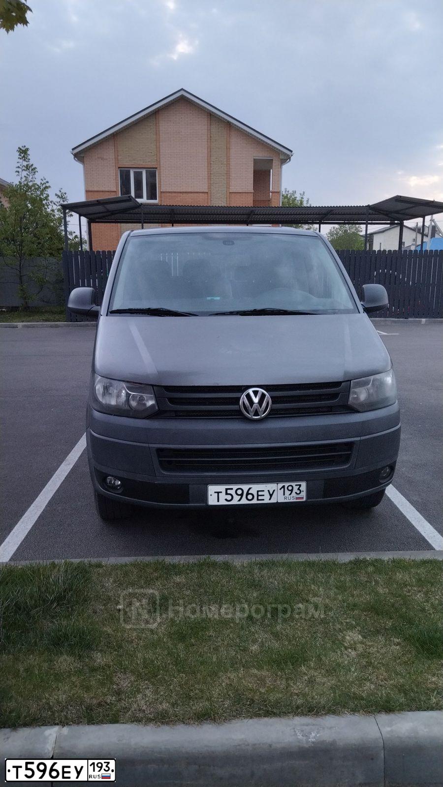 Фото автомобиля VOLKSWAGEN CARAVELLE, 2011 — госномер Т596ЕУ193. Цвет: СЕРЫЙ