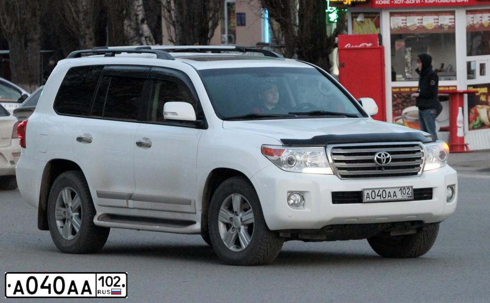 Фото автомобиля TOYOTA LANDCRUISER 200, 2013 — госномер А040АА102. Цвет: БЕЛЫЙ
