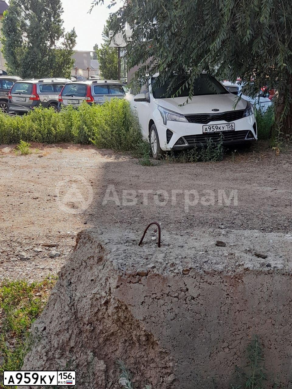 Фото автомобиля KIA RIO, 2020 — госномер В610АХ156. Цвет: Белый