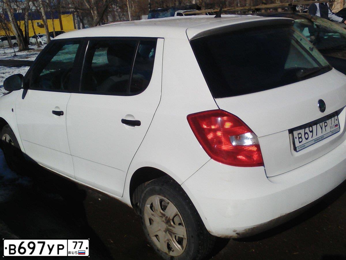 Фото автомобиля SKODA FABIA, 2013 — госномер В697УР77. Цвет: Белый