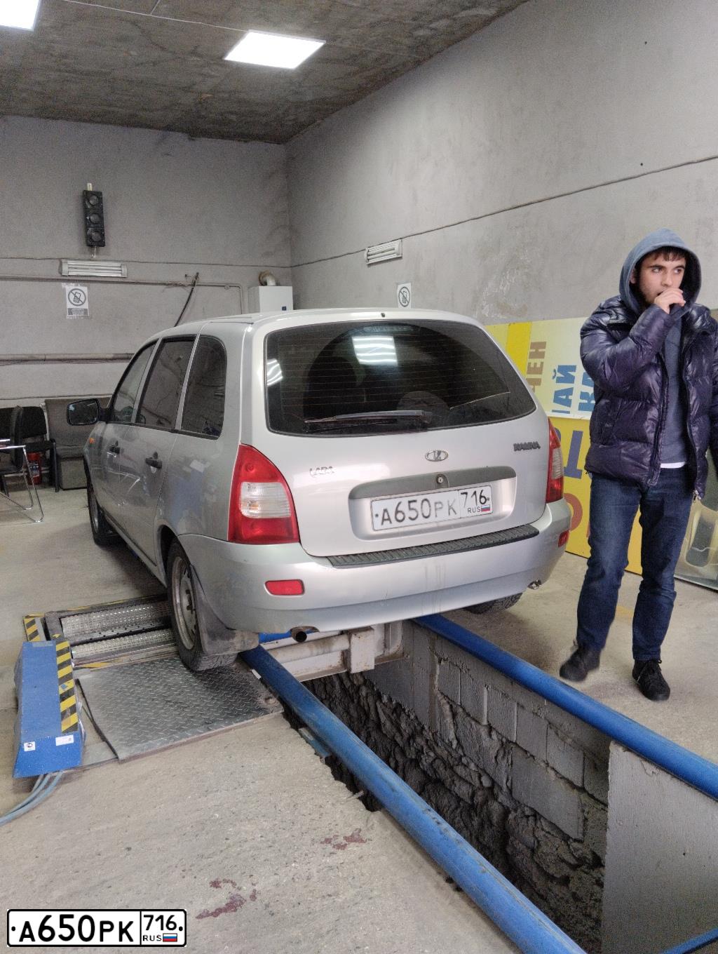 Фото автомобиля LADA 1117 KALINA, 2009 — госномер У075НТ05. Цвет: Серебристый