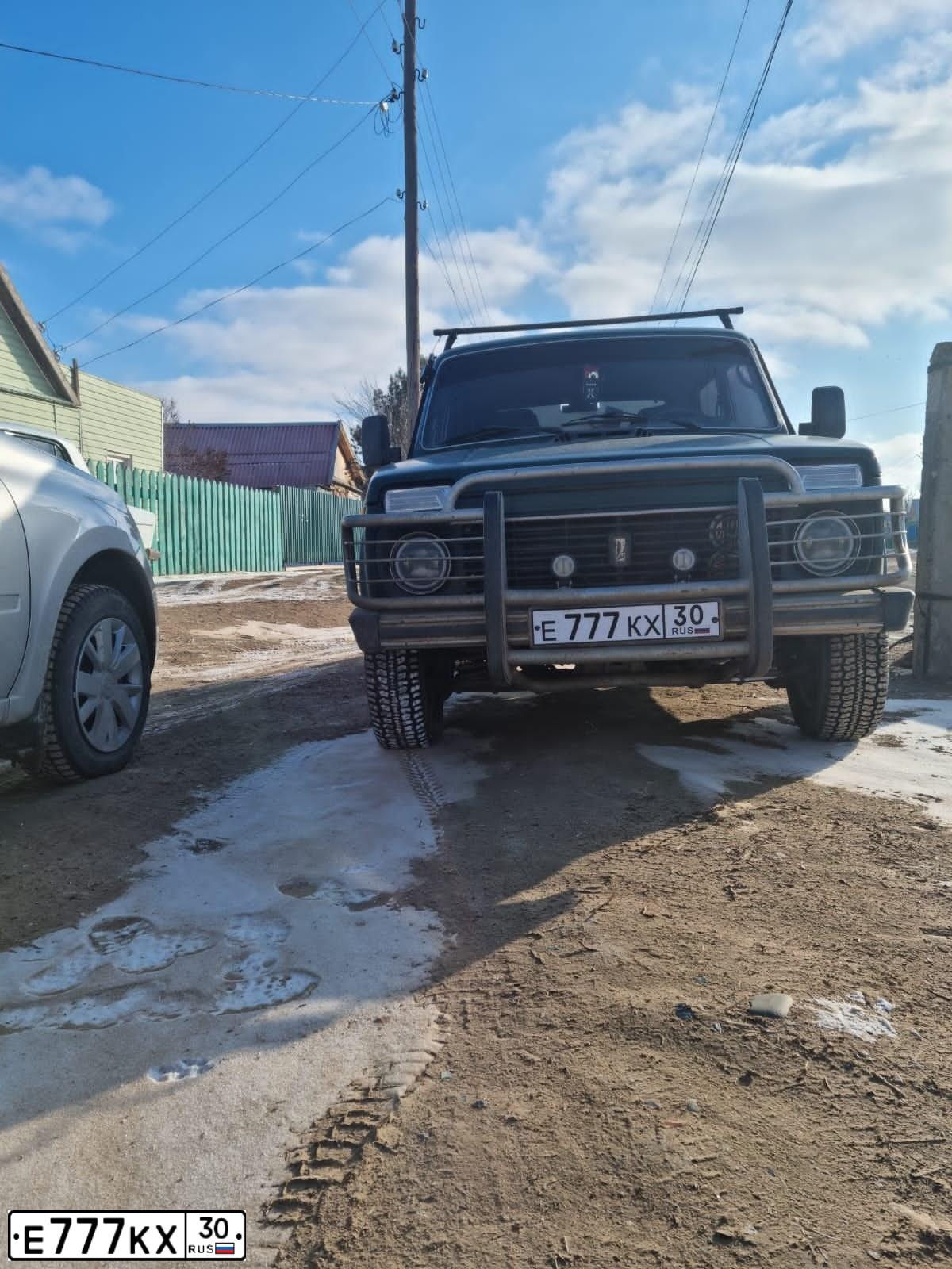Фото автомобиля KIA SORENTO, 2012 — госномер Е777КХ30. Цвет: Белый