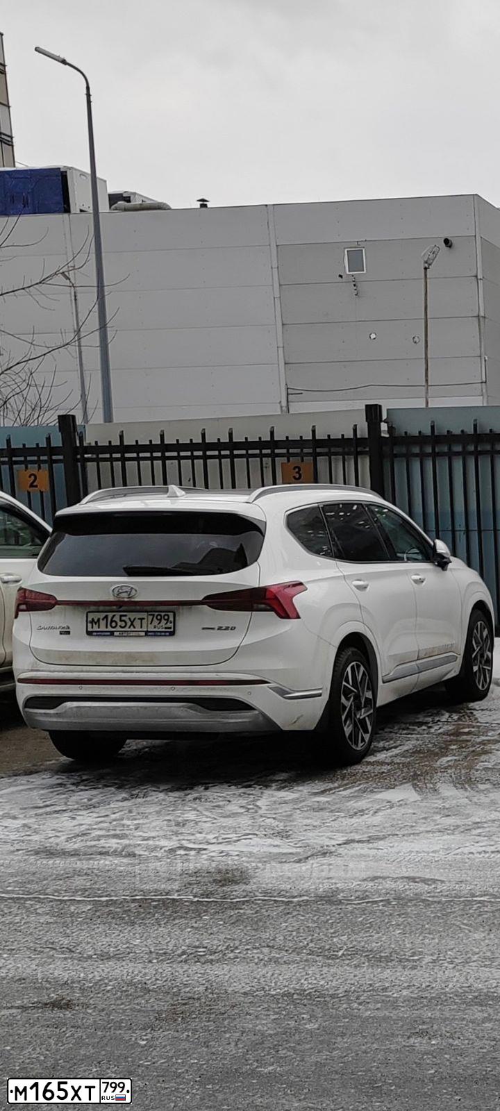 Фото автомобиля HYUNDAI SANTA FE, 2021 — госномер М165ХТ799. Цвет: Белый